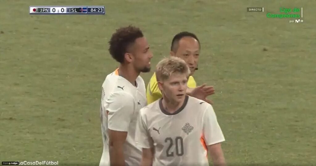 Kristian Hlynsson, der til daglig er på kontrakt hos FC Twente, var længere end 10 sekunder om at forlade banen.
