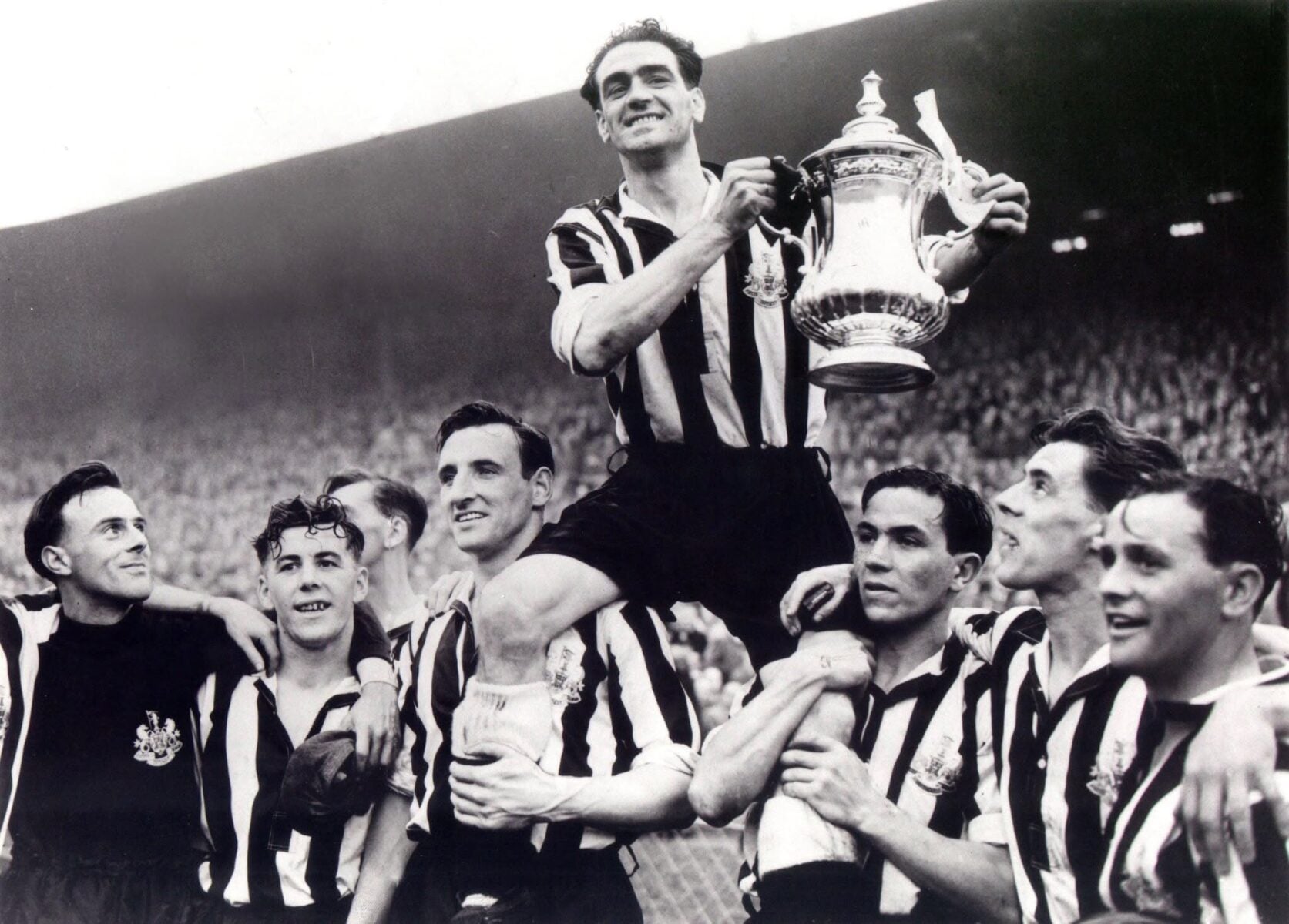 Her ses Joe Harvey med FA Cup-pokalen.