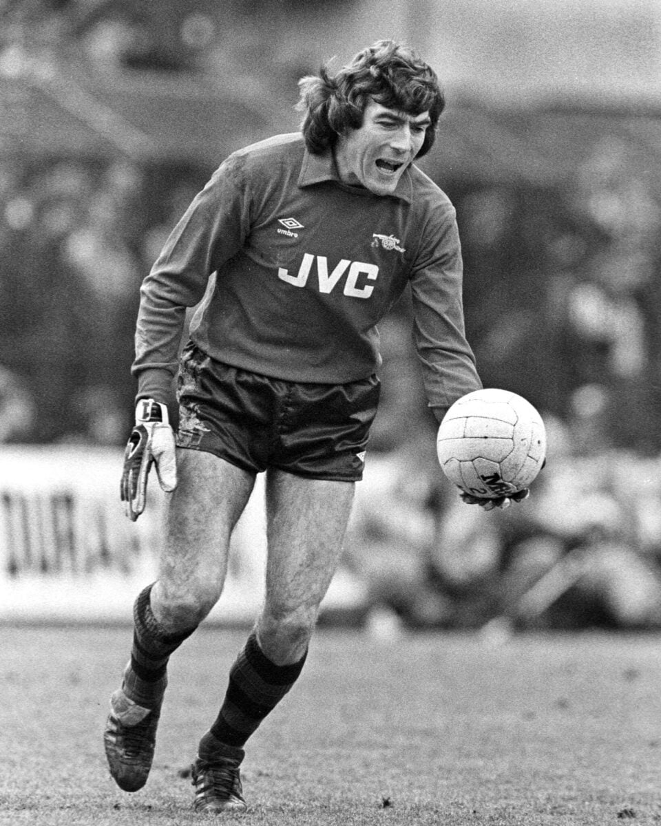 Pat Jennings med velkendt hånd på bolden i en af sine mange kampe for Arsenal.
