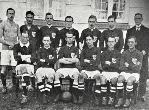 Det danske landshold der slog Norge med 12-0 i 1917. Victor Klein sidder forrest i midten.