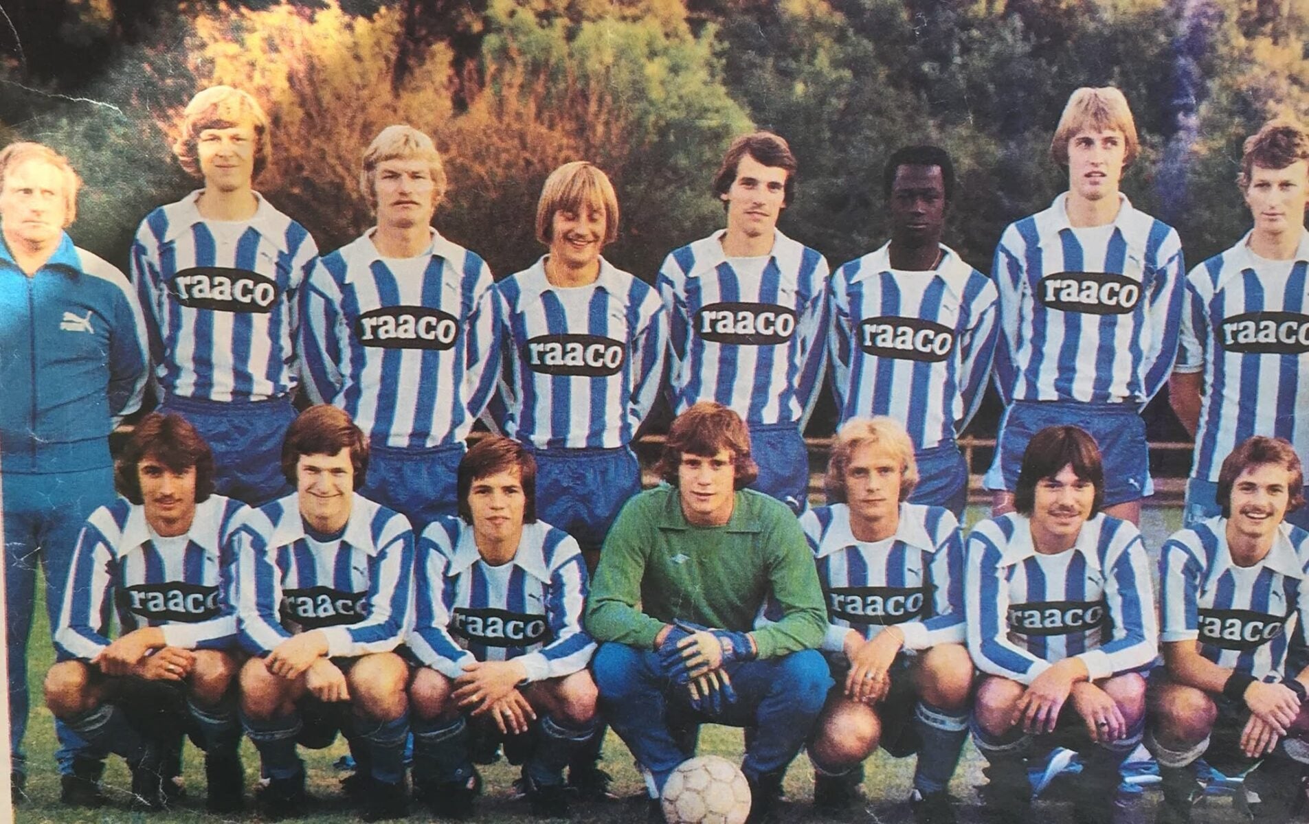 B.1901 i 1978. Henrik Skouboe sidder til højre for målmanden Henrik Rønnebro.