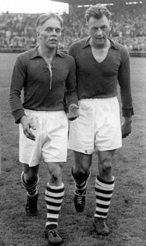 Bent Sørensen til højre, sammen med Vejles Knud Herbert Sørensen (der i dag er Danmarks ældste nulevende landsholdsspiller, 92 år).