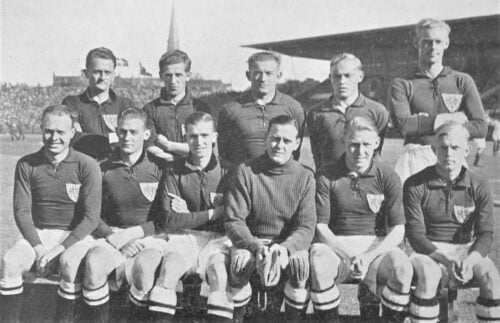 Det danske landshold der slog Polen med 2-1 i Idrætsparken i 1936. Carl Stoltz står yderst til venstre.