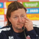 Bo Henriksen går til stålet overfor Brian Riemer og kompagni.