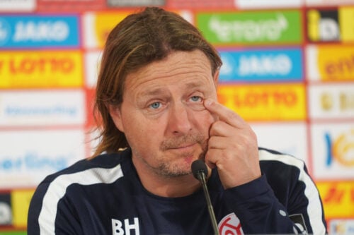 Bo Henriksen går til stålet overfor Brian Riemer og kompagni.
