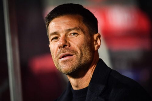 Xabi Alonso og Chelsea har kapret handlen i 11. time.