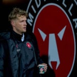 En sand klublegende takker af på banen. 37-årige Jonas Lössl har valgt at indstille sin aktive karriere med øjeblikkelig virkning.