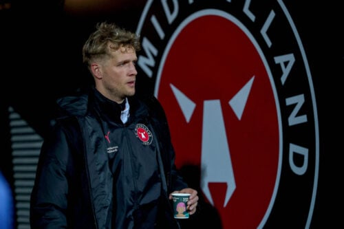 En sand klublegende takker af på banen. 37-årige Jonas Lössl har valgt at indstille sin aktive karriere med øjeblikkelig virkning.