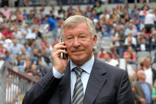 Sir Alex Ferguson forhindrede Gary Neville i at stoppe på det engelske landshold.