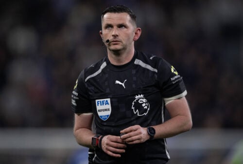 Michael Oliver må trække sig fra VM-kampen.