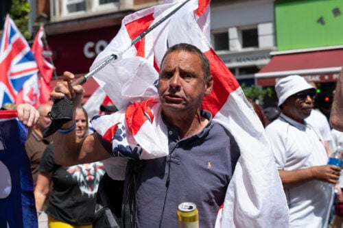 England-fans risikerer at blive afvist i indgangen, hvis de har for store flag med.