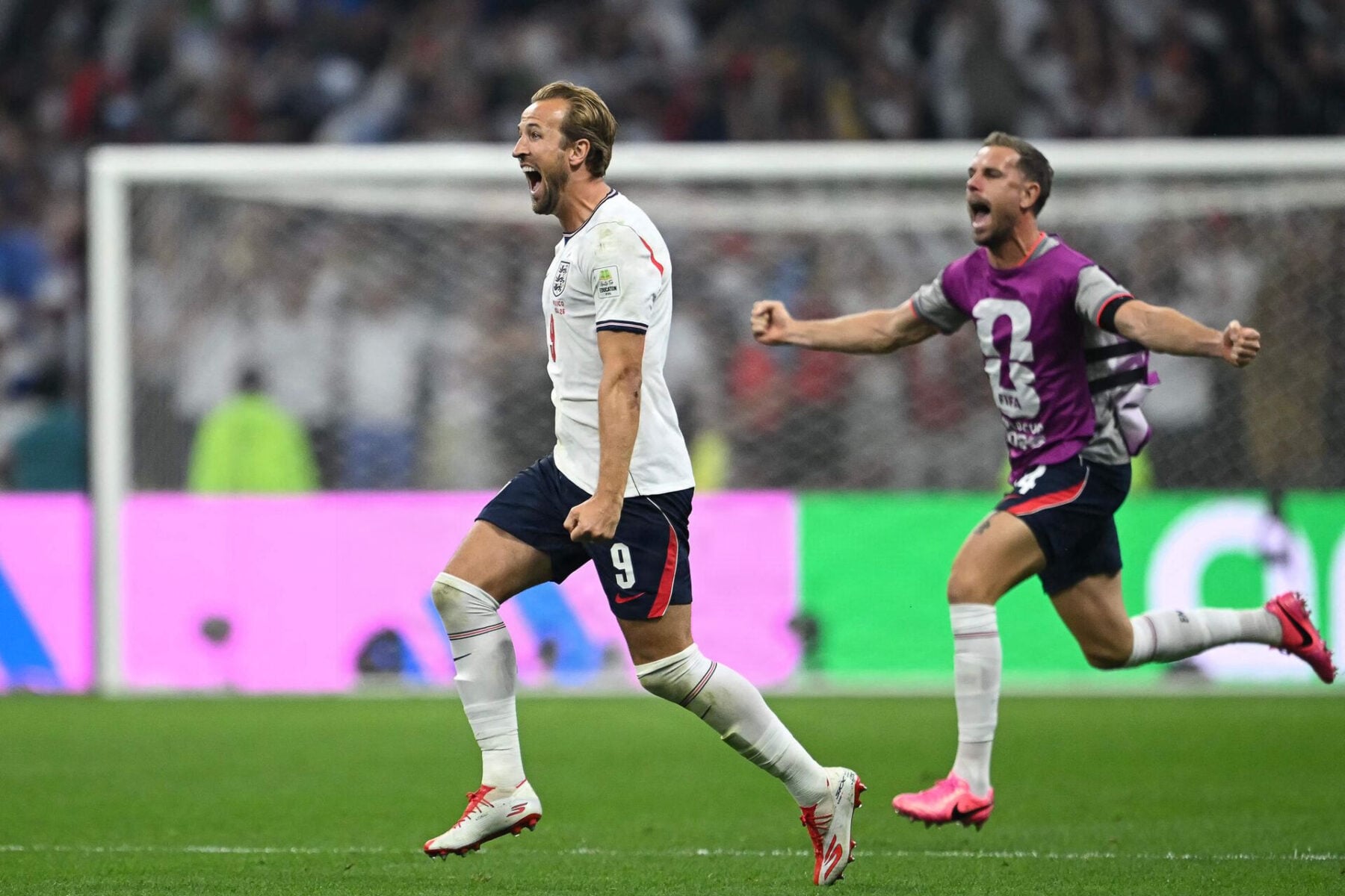 Det gik helt galt for Jordan Henderson under fejringen.