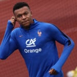 Frankrig spillede sig videre til VM-kvartfinalen med en smal 1-0-sejr over Paraguay, men nu er det Kylian Mbappé og en racismesag, der fylder.