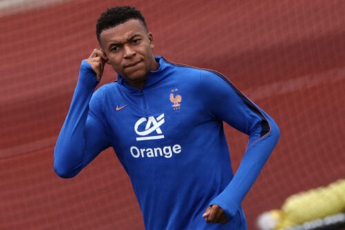 Frankrig spillede sig videre til VM-kvartfinalen med en smal 1-0-sejr over Paraguay, men nu er det Kylian Mbappé og en racismesag, der fylder.