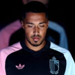 Youri Tielemans får en ærgerlig besked.