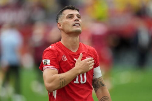 Granit Xhaka og Schweiz er klar til VM-kvartfinalen mod Argentina, mens vilde transferrygter samtidig florerer i vilden sky.