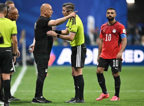 Det egyptiske fodboldforbund har rettet kritik mod FIFA efter VM-ottendedelsfinalen mod Argentina. Nu vil de have dommerne smidt ud.
