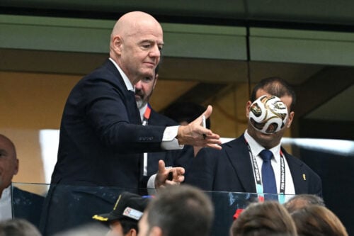 Presset vokser markant på FIFA-præsident Gianni Infantino kort før afslutningen på VM 2026, hvor der nu er intern uro.