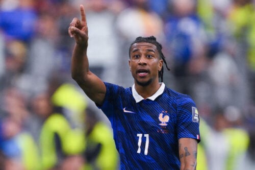 Den franske stjerne Michael Olise er havnet i massivt stormvejr, mens VM-slutrunden nu er ved at nå sin afslutning.