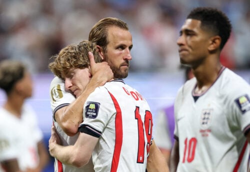 England og Frankrig krydser klinger lørdag aften i bronzekampen ved VM 2026, men opgøret møder skarp kritik fra flere sider.