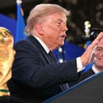 England og Frankrig mødes lørdag aften i bronzekampen ved VM 2026 i aften klokken 23.00, men nu stjæler Donald Trump overskrifterne.