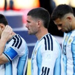 Argentina afventer fortsat FIFA's afgørelse efter de vilde scener, der udspillede sig efter VM-finalen mod Spanien. Nu stopper legende på landsholdet.