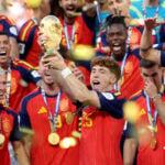 Spanien kunne søndag løfte VM-trofæet efter 1-0-sejren over Argentina i New Jersey. Nu har tager en af verdensmestrene til Liverpool.