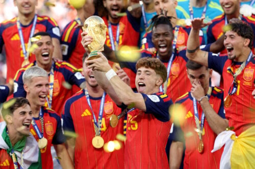 Spanien kunne søndag løfte VM-trofæet efter 1-0-sejren over Argentina i New Jersey. Nu har tager en af verdensmestrene til Liverpool.