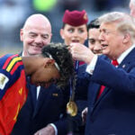 Donald Trump overrakte guldmedaljer til de spanske VM-vindere.