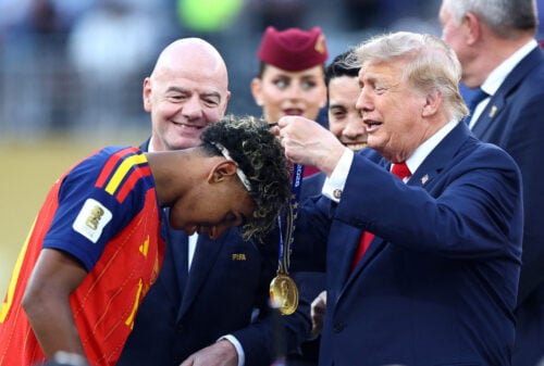 Donald Trump overrakte guldmedaljer til de spanske VM-vindere.