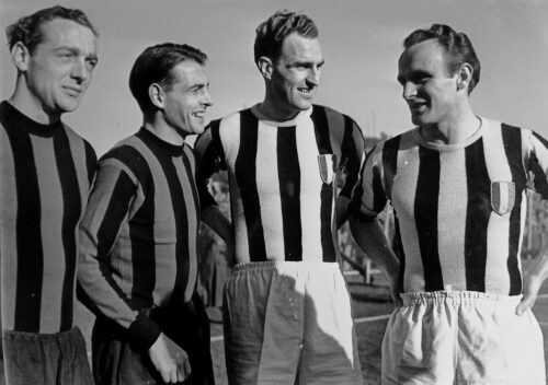 Fra en kamp i Serie A mellem Atalanta og Juventus: Jørgen Leschly Sørensen, Svend Jørgen Hansen, John Hansen og Karl Aage Hansen får en hyggesnak.