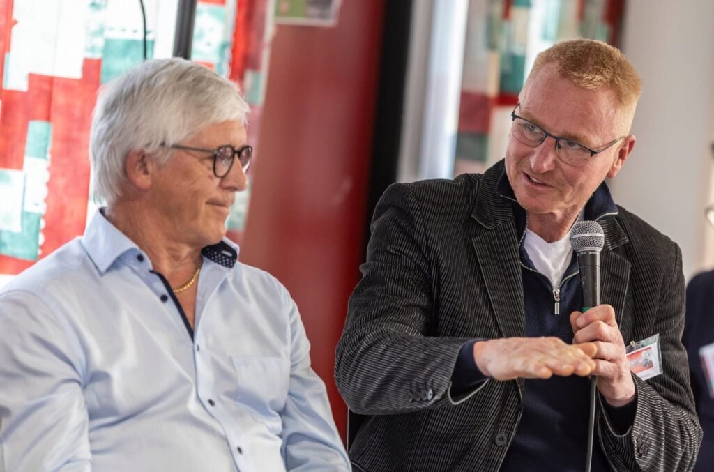 Johnny Hansen i samtale med Allan Hansen.