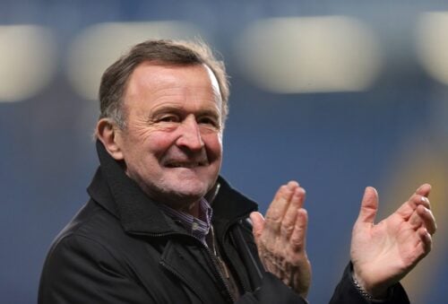 Her er et billede af John Hollins.