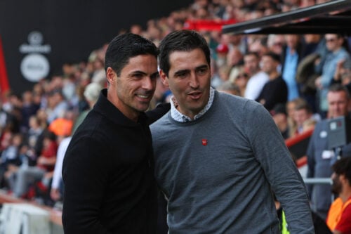 Mikel Arteta og Arsenal giver Andoni Iraola og Liverpool kamp til stregen.