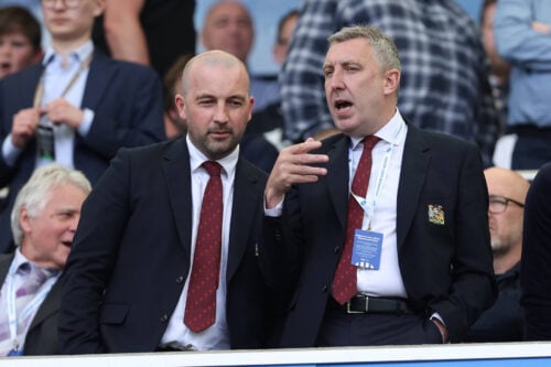 Ledelsen i Manchester United er rejst til Madrid.