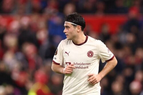 Aral Simsir er fortsat et varmt navn på sommerens transfermarked, hvor interessen for FC Midtjyllands offensive profil vokser dag for dag.