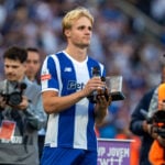 Den danske midtbanekomet Victor Froholdt brager igennem i international fodbold, hvor han topper en fornem liste.