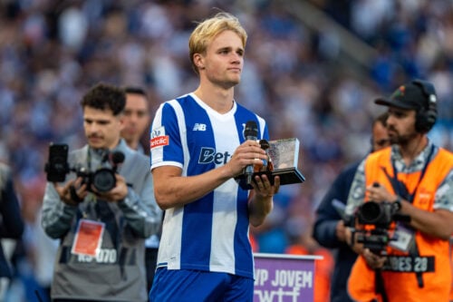 Den danske midtbanekomet Victor Froholdt brager igennem i international fodbold, hvor han topper en fornem liste.