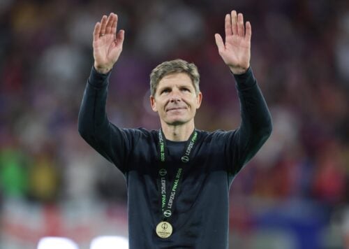 Det er nu bekræftet, at Oliver Glasner fortsætter som cheftræner i Premier League. Det sker efter en brutal fyring hos en af klubberne.