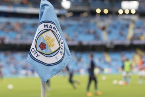 Manchester City venter fortsat på en afgørelse.