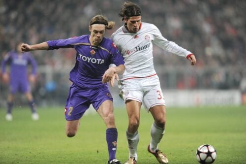 Per Krøldrup i kamp om bolden med Mario Gomez.