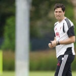 Andoni Iraola og Liverpool lurer på Ezri Konsa.