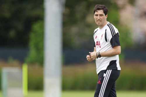 Andoni Iraola og Liverpool lurer på Ezri Konsa.