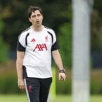 Andoni Iraola og Liverpool lurer på Ezri Konsa.