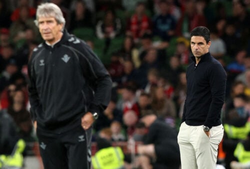 Mikel Arteta lurer nu på Ezri Konsa.