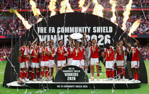 Arsenal sikrede sig sæsonens første trofæ, da de vandt Community Shield med en knusende sejr over magtesløse Manchester City.