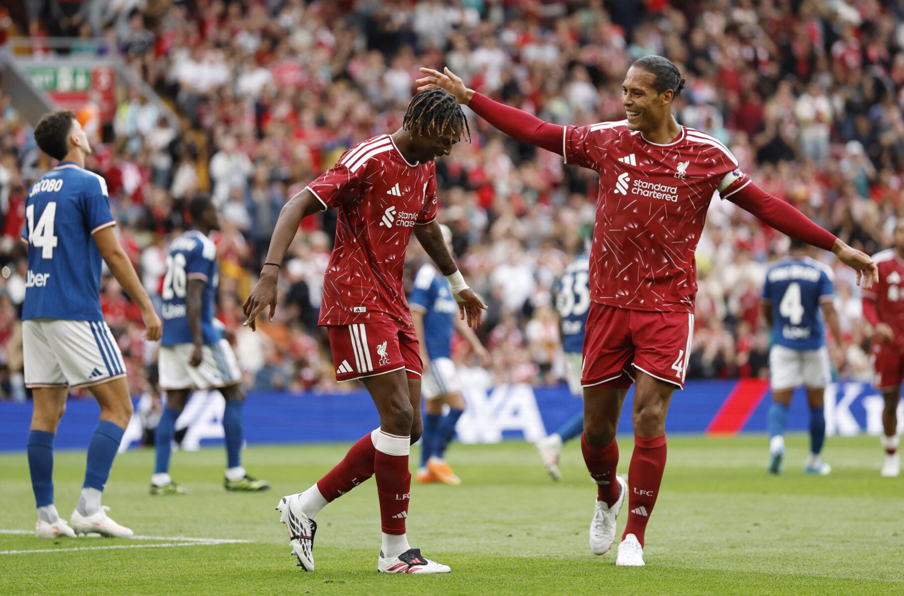 Nyindkøbte Jeremy Jacquet fik Anfield til at synge hans navn 15 minutter inde i sin Liverpool-debut, da Como blev besejret med 2-0.