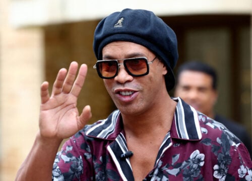 Ronaldinho vender tilbage.