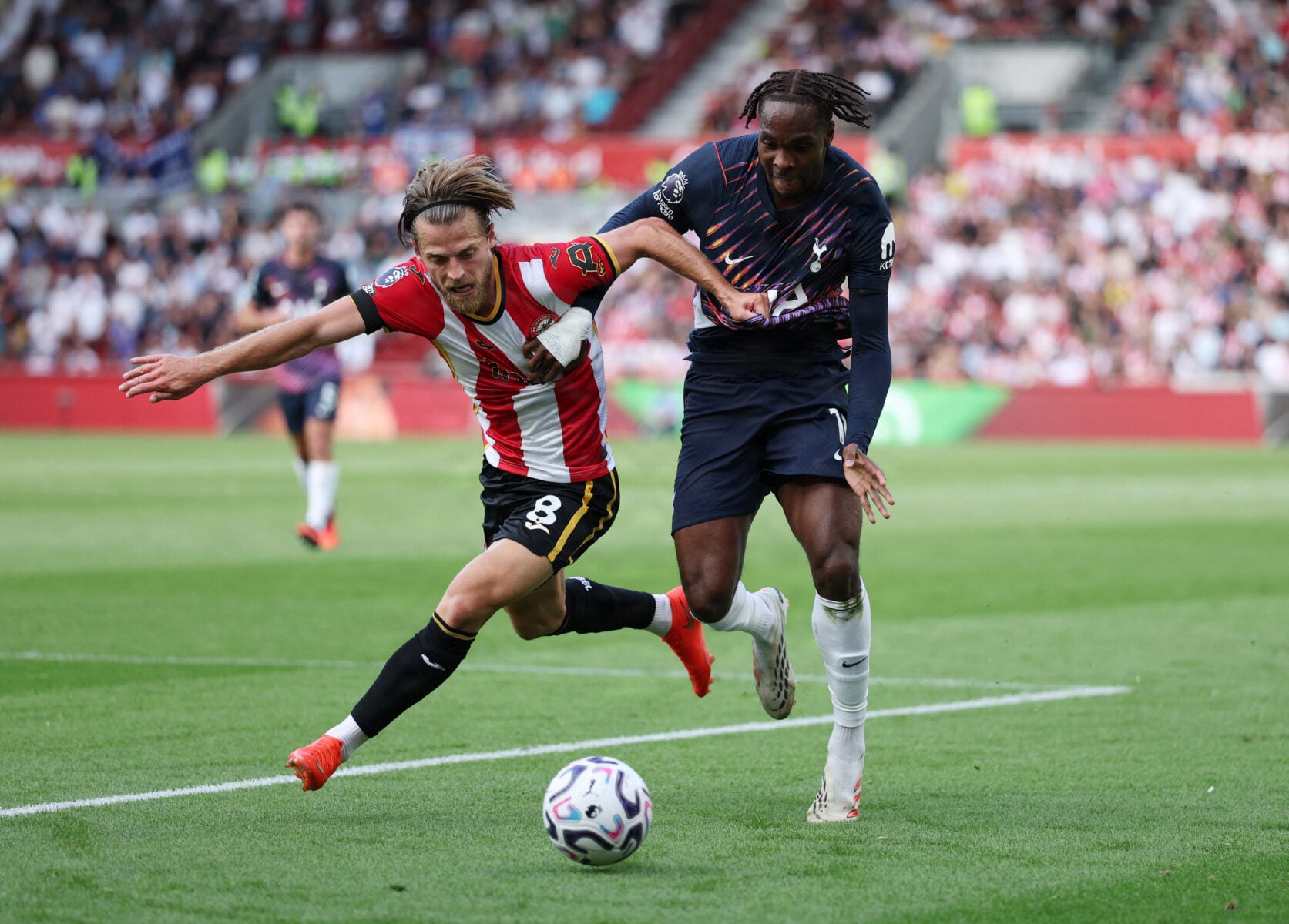 Mathias Jensen og Brentford har fået en mindeværdig sæsonstart i Premier League, da Tottenham blev nedlagt i stor grad.