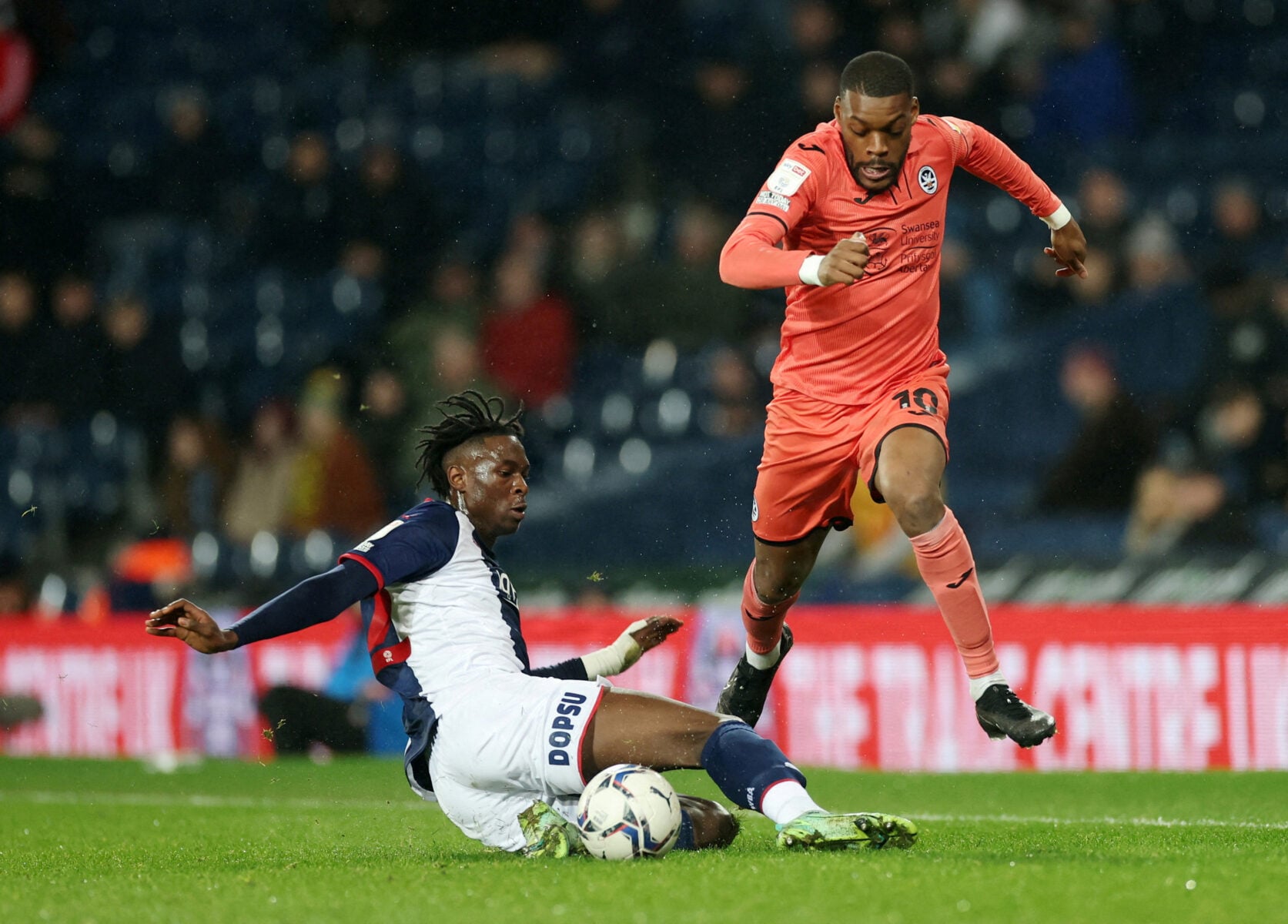 Den tidligere West Bromwich Albion-spiller Quevin Castro er gået bort i en alder af blot 25 år. I dag spiller klubben med sørgebind.